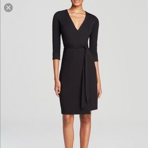 Diane Von Fürstenberg Black Wrap dress paid 355$